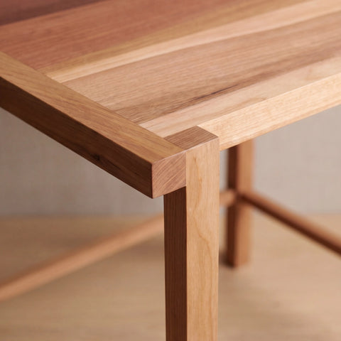 Mesa Lateral de Roble Macizo - Calidez y Estilo Natural
